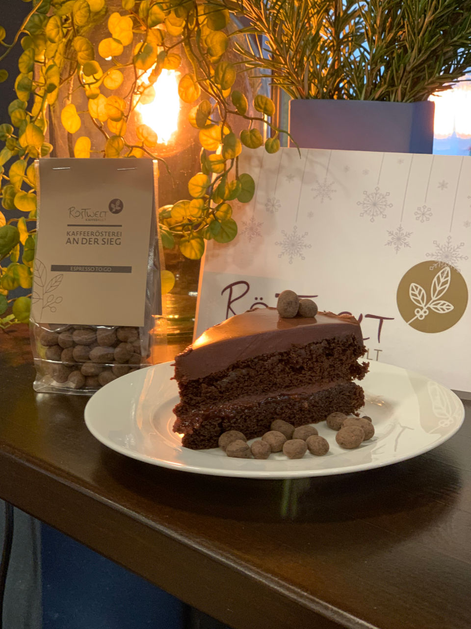 Schokoladentorte mit Schokobohnen im Röstwelt Cafe schokobohnen passend zu espresso bohnen