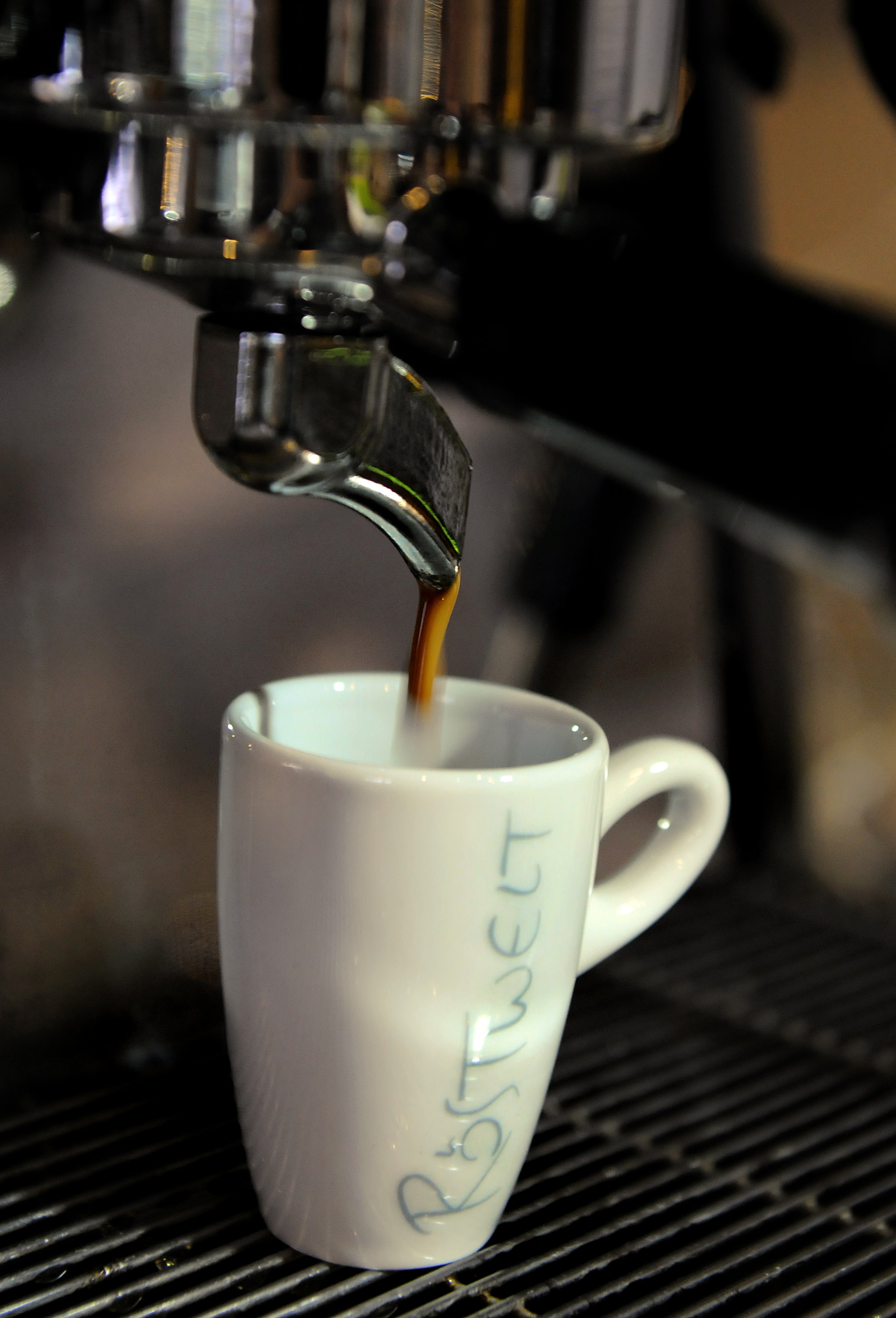 Eine Tasse Espresso passend zur schokobohne