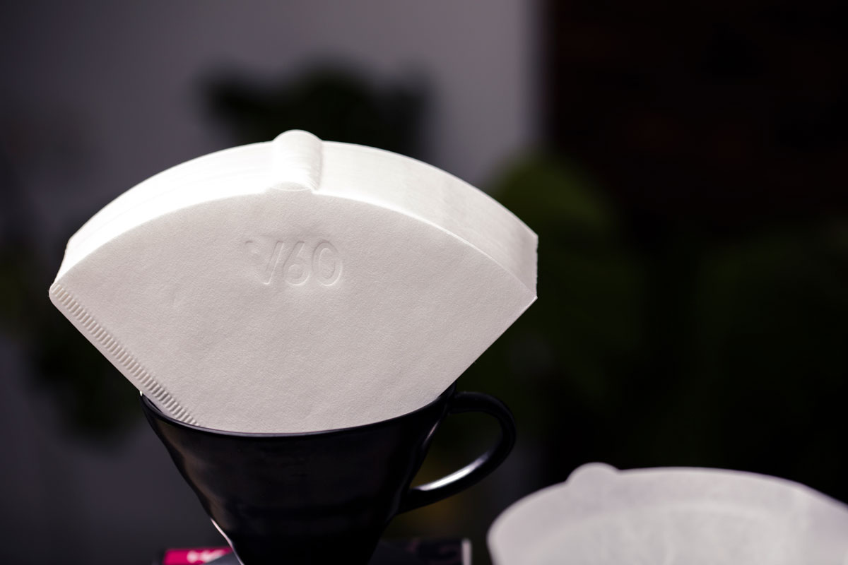 kaffeefilter mit einem Stapel Filterpapier