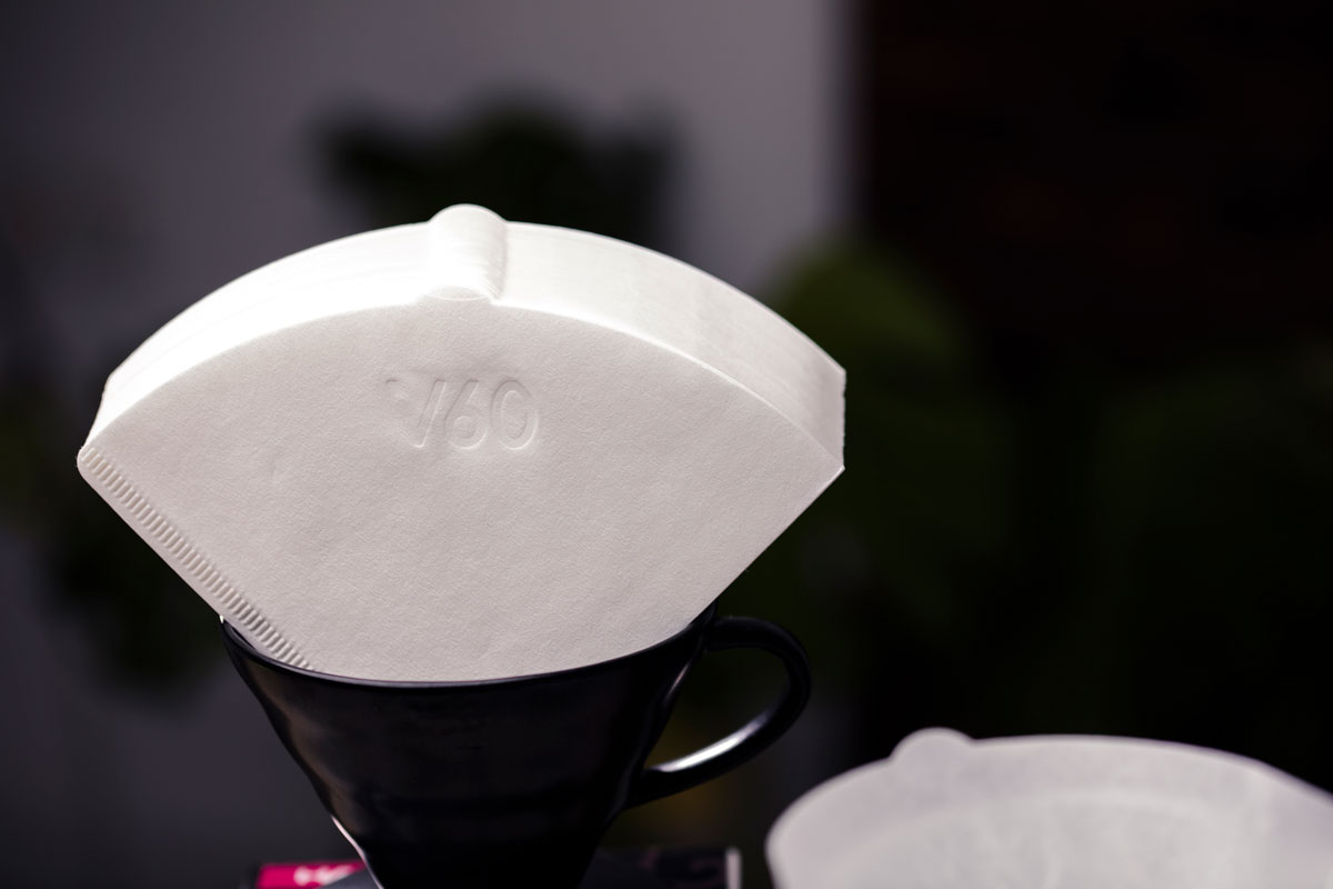 V60 Filterpapier Größe 2 kaffeefilter mit einem Stapel Filterpapier