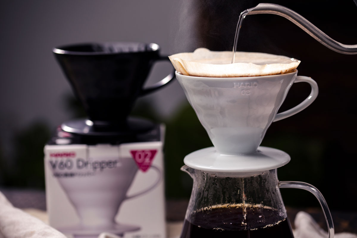 Handgebrühter Kaffee Hario kaffeefilter in Aktion