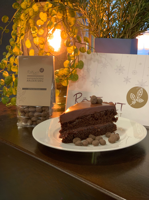 Schokotorte mit Schokobohnen Schokotorte mit schokobohne