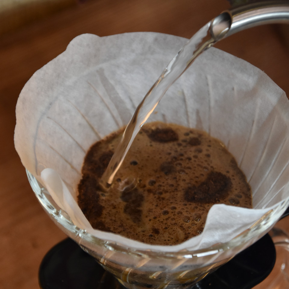 Es riecht schon gut beim Zusehen Close Up Bruehvorgang mit dem coffeemaker