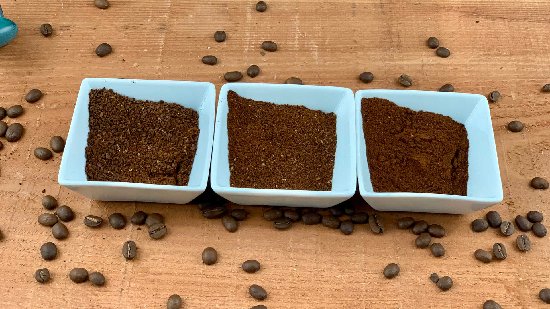 Verschiedene Mahlgrade von Malabar Kaffee Drei Schüsseln mit unterschiedlichem Mahlgrad von malabar kaffee