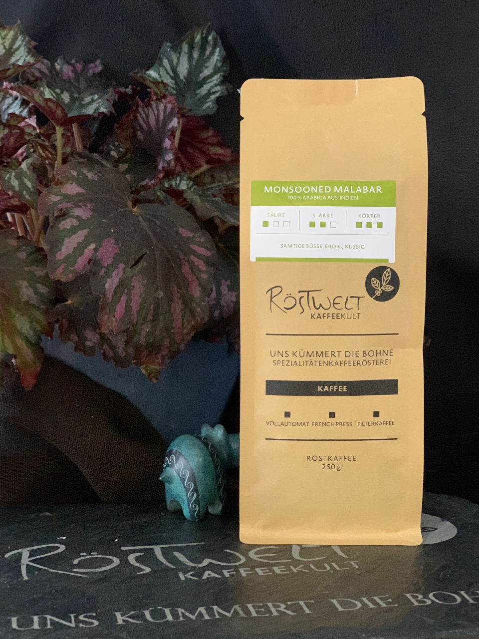 Ein Päckchen Monsooned Malabar Kaffee 250g Tisch mit einer Tüte malabar kaffee